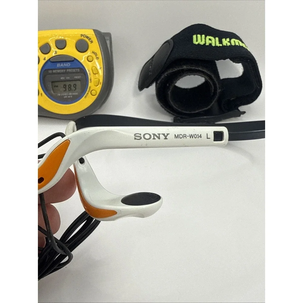 Sony Sports Walkman FM/AM Radio SRF-M78 w/ MDR-W014 White Headphones Tested